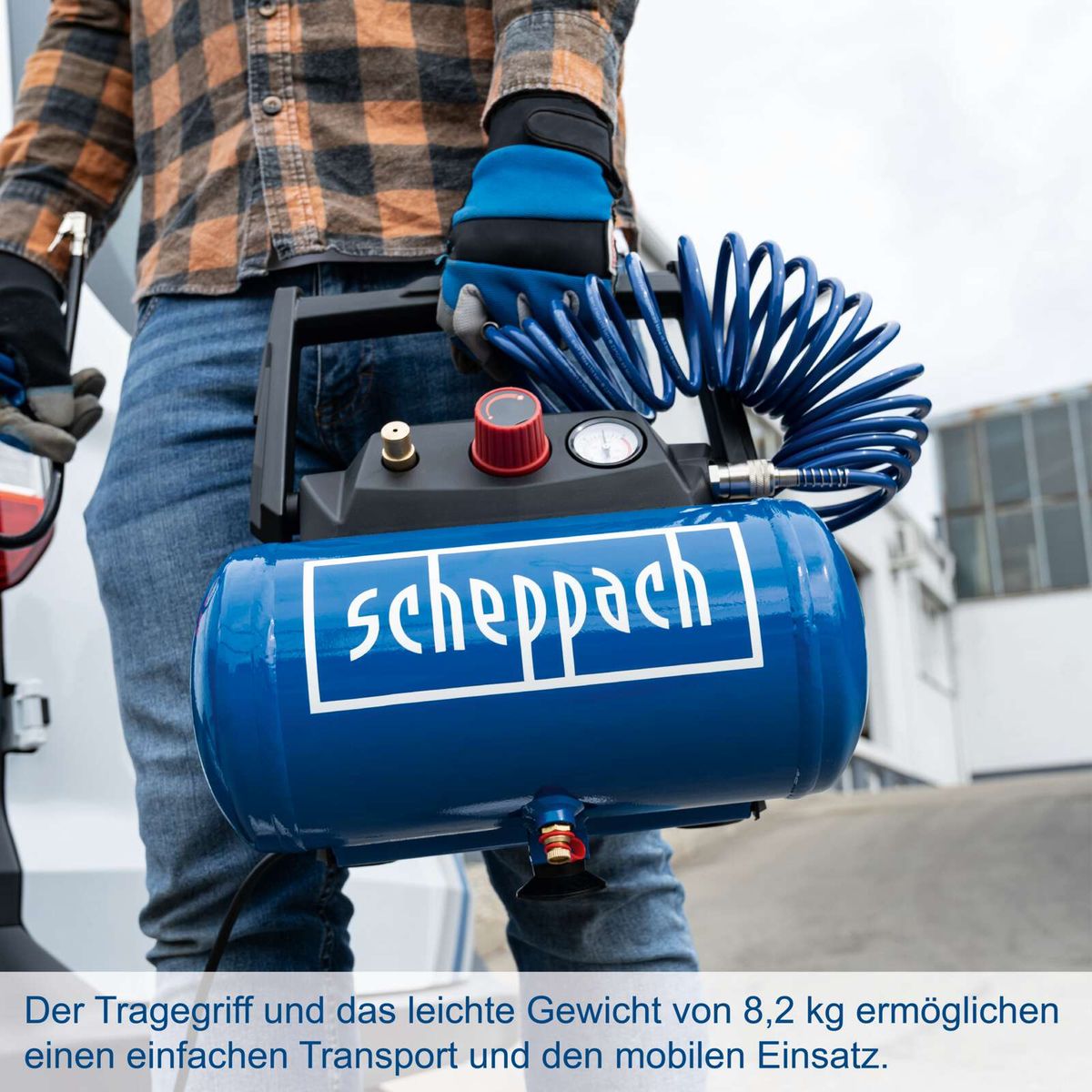 Ergonomischer Traggriff und leichtes Gewicht von 8,2 kg für einfache Handhabung und mobilen Einsatz des Scheppach-Kompressors.