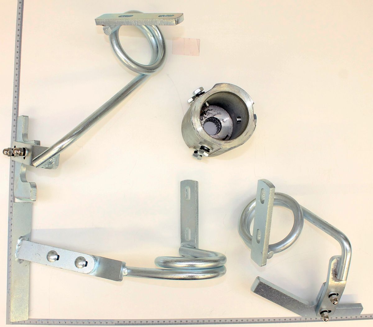 Mischeinheit von Scheppach, bestehend aus verschiedenen Metallteilen und einem zylindrischen Behälter. Die Teile sind auf einem Lineal mit Millimeter- und Zentimeterangaben ausgelegt.