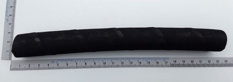 Hydraulikschlauch Ø26/13,5x225mm von Scheppach, gezeigt von der Seite neben einem Lineal zur Größenveranschaulichung.