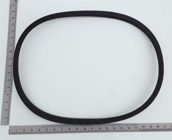 Ein Keilriemen auf weißem Hintergrund von oben fotografiert.