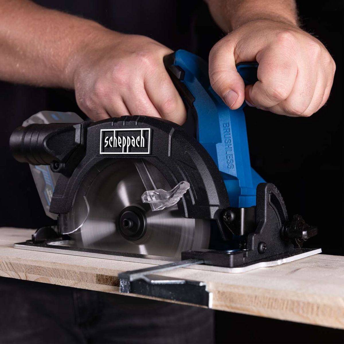 Scheppach Akku-Handkreissäge mit Brushless-Technologie, 165 mm Sägeblatt, max. Schnitttiefe 55 mm, Detailansicht mit Bedienungshandgriff