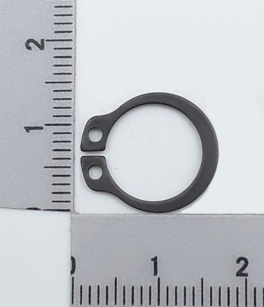 Sicherungsring A 12x1.0 DIN471, Ansicht von vorne, neben einem Lineal zur Größenveranschaulichung.