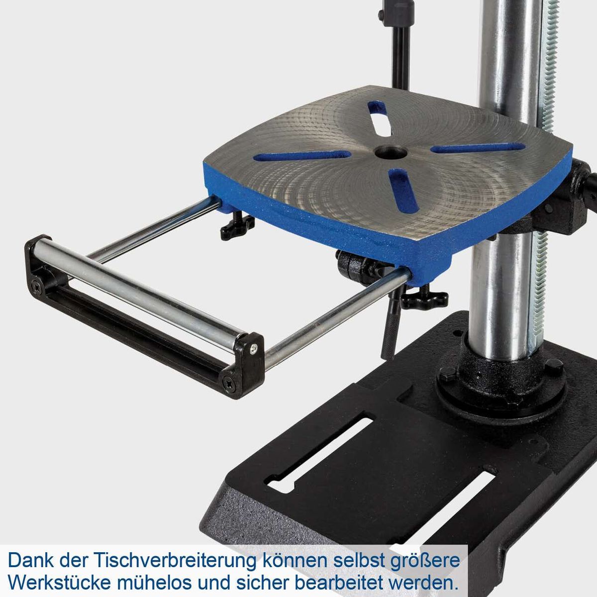 Die Bohrmaschine DP18Vario von Scheppach verfügt über eine Tischverbreiterung, die die mühelose und sichere Bearbeitung größerer Werkstücke ermöglicht.