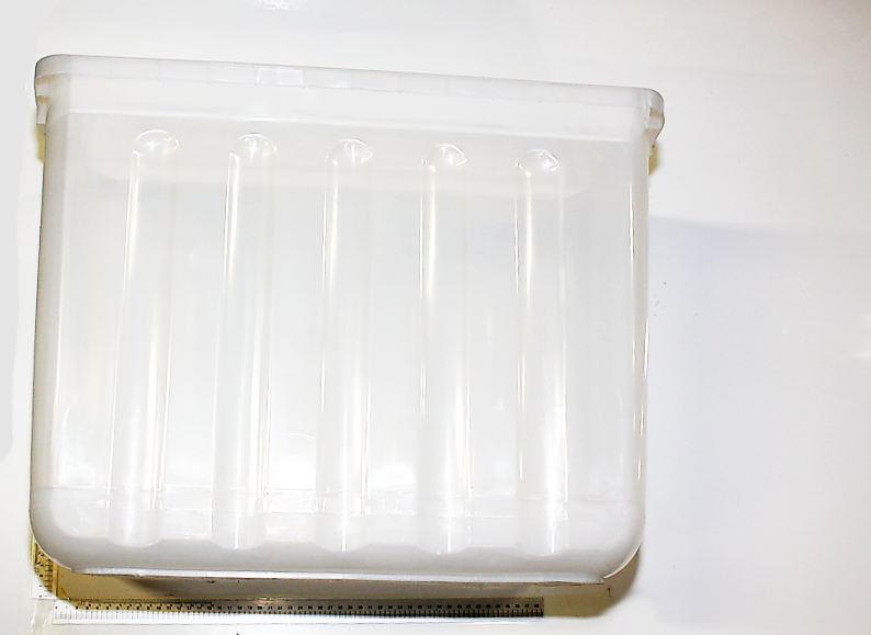 Ein weißer Kunststoffkasten mit sechs vertikalen Fächern. Das Produkt ist von vorne zu sehen.