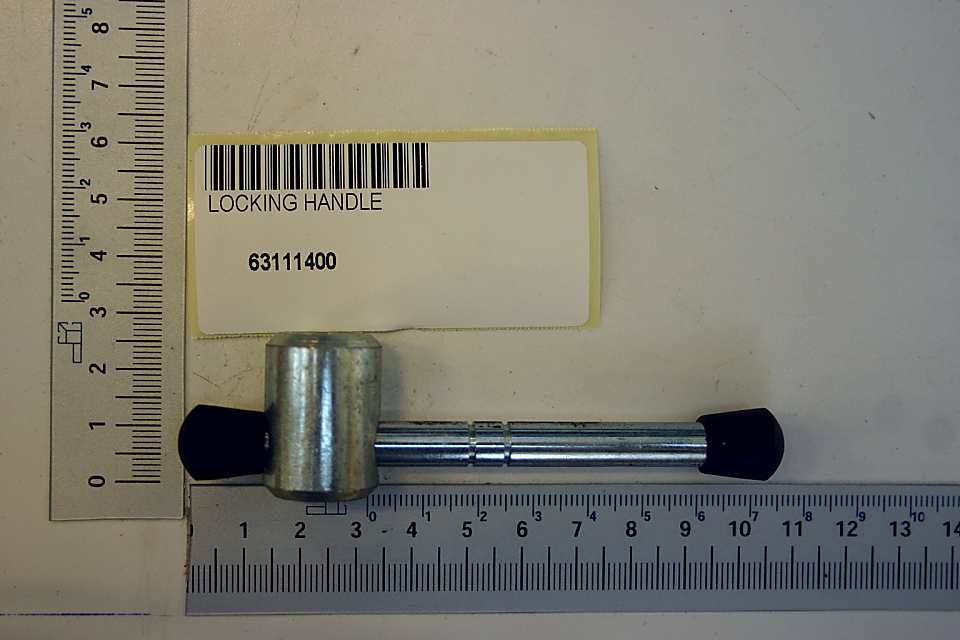 Scheppach Knebel kpl. intern_63111400. Metallstange mit zwei schwarzen Griffen, daneben Produktetikett mit Artikelnummer 63111400. Gezeigt von der Seite.