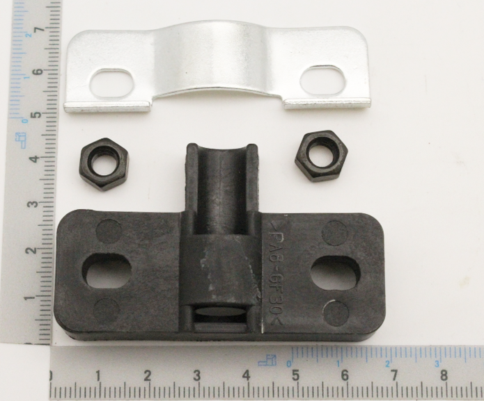 Klemmplatte hinten von Scheppach mit Schrauben und Muttern. Die Teile sind auf einem Lineal zur Größenveranschaulichung platziert.