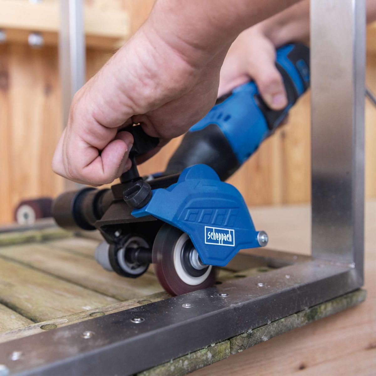 Scheppach-Bürstenschleifer mit Rollenführung für präzise Schleifarbeiten