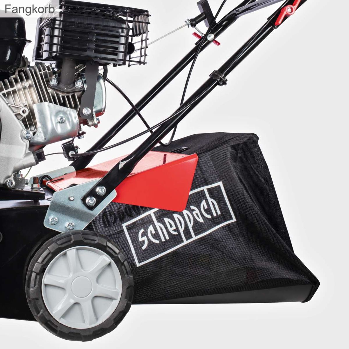 Der Benzin Vertikutierer SC40P Scheppach hat einen 45 Liter Fangkorb. Die Arbeitsbreite beträgt 40 cm und die Tiefe ist von -15 bis +5 mm einstellbar.