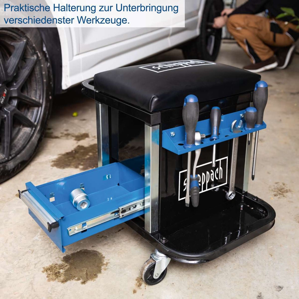 Praktische Halterung zur Unterbringung verschiedener Werkzeuge. Der 2in1 Werkstatthocker TW900 Scheppach bietet zwei Schubladen und einen gepolsterten Sitz. Die Höhe beträgt 500mm und er ist mit Rollen ausgestattet.