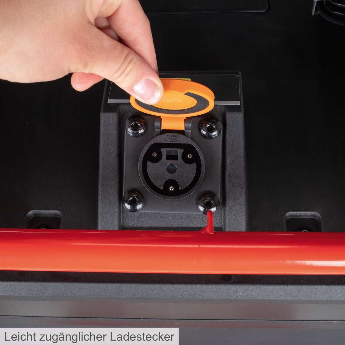 Der Akku-Aufsitzrasenmäher MR920-E von Scheppach verfügt über einen leicht zugänglichen Ladestecker für bequemes Aufladen.