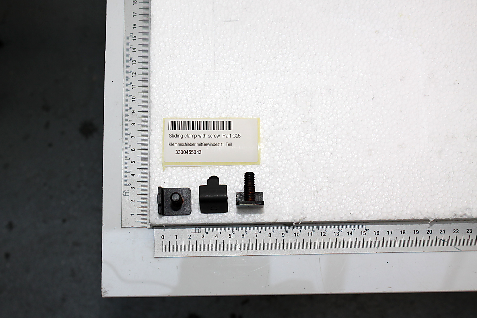 Klemmschieber mit Gewindestift, Teil 3300455043, von vorne fotografiert.
