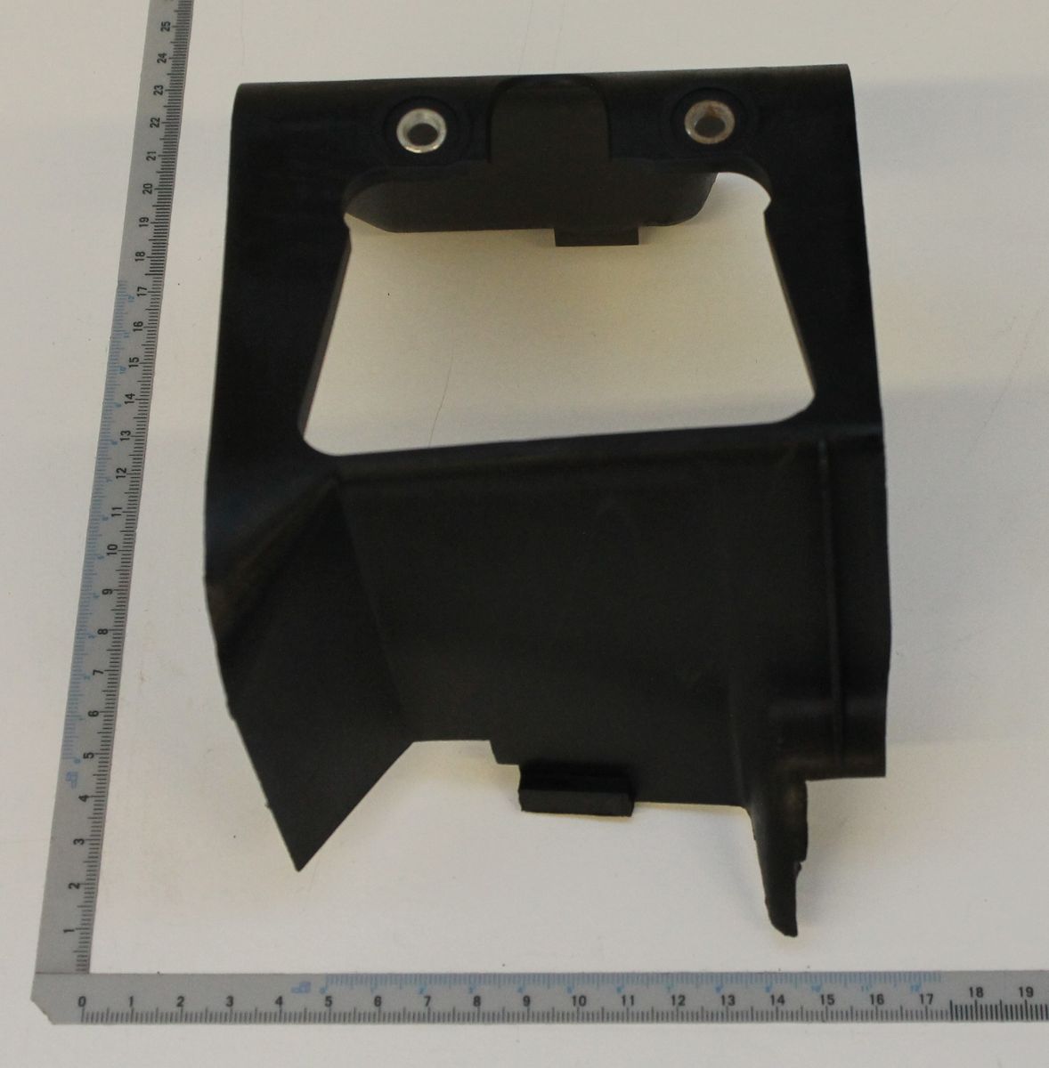 Abdeckung von Scheppach, Ansicht von oben, mit zwei Befestigungspunkten.