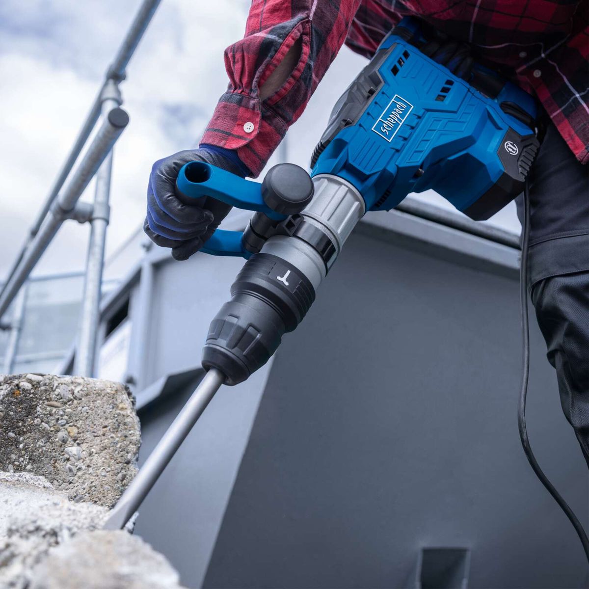 Scheppach-Abruchhammer mit SDS-Max-Bohrkopf, Handbedienung, Koffer und Zubehör inklusive, für präzise Abbrucharbeiten.