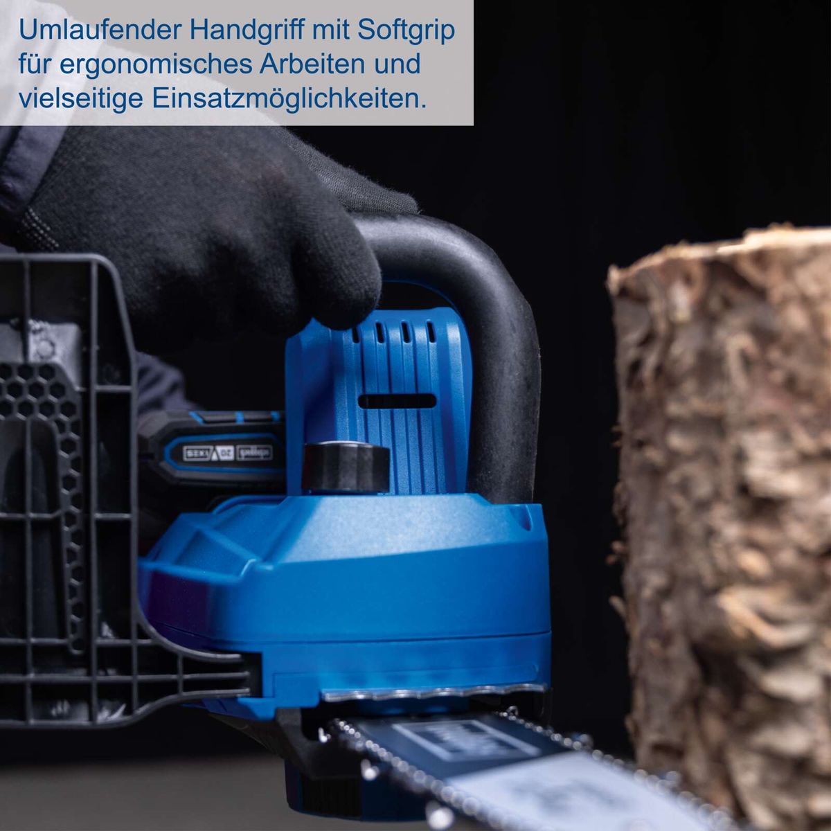 Die Akku-Kettensäge C-CS254-X von Scheppach verfügt über einen umlaufenden Handgriff mit Softgrip für ergonomisches Arbeiten und vielseitige Einsatzmöglichkeiten.