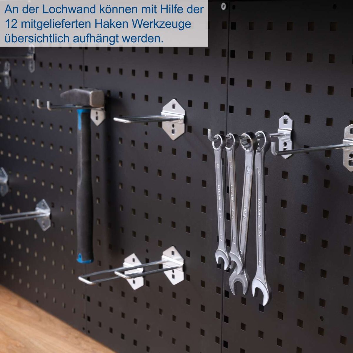 An der Lochwand können mit Hilfe der 12 mitgelieferten Haken Werkzeuge übersichtlich aufgehängt werden.