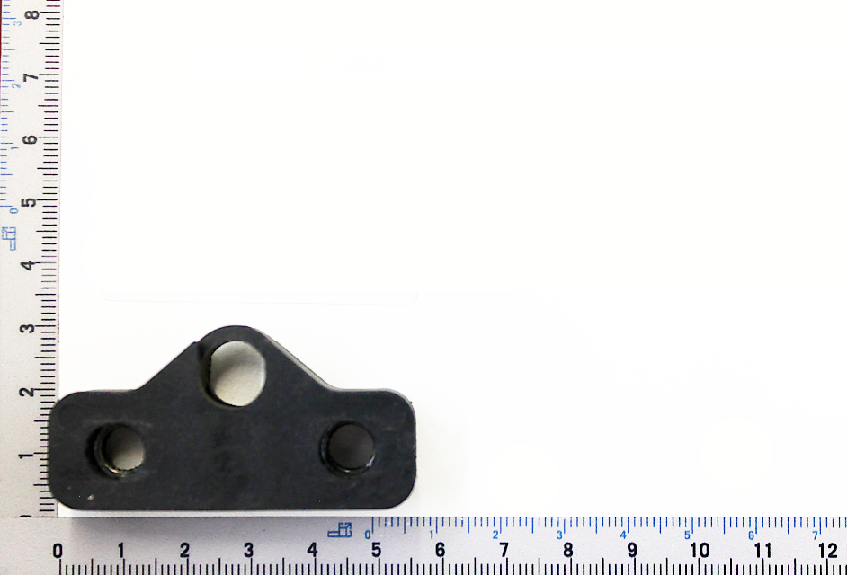 Halterungsblock von Scheppach, von der Seite betrachtet, mit drei Löchern und einer runden Öffnung.