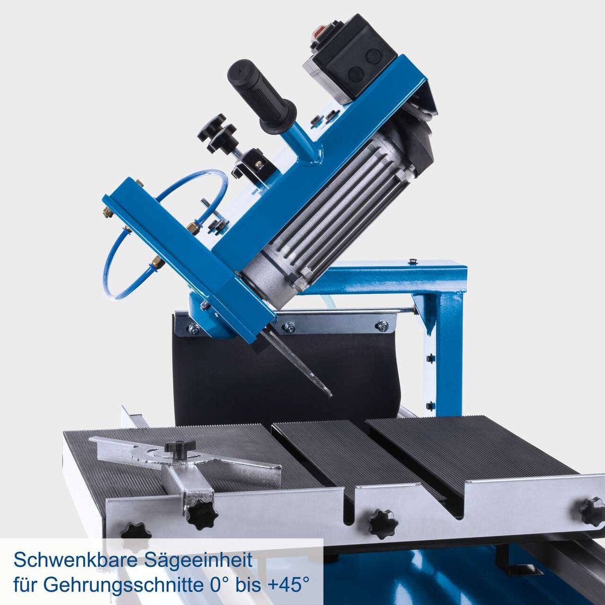 Schwenkbare Sägeeinheit für Gehrungsschnitte von 0° bis +45°.