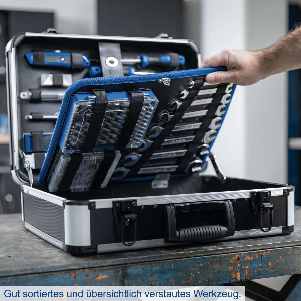 Der Werkzeugkoffer TB220 von Scheppach ist gut sortiert und übersichtlich verstaut. Er enthält verschiedene Werkzeuge, die in durchsichtigen Fächern organisiert sind, was eine schnelle Identifikation und Zugriff ermöglicht.