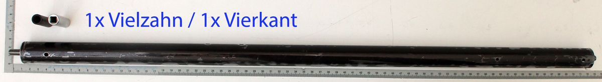 Stange mit Antriebswelle Schwarz RAL9005, 1x Vielzahn und 1x Vierkant, Länge 73 cm, mit Messskala im Hintergrund.