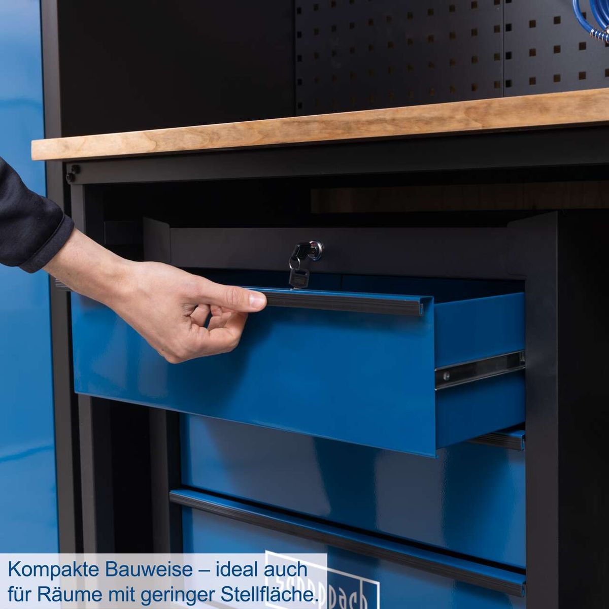 Das Werkstatt Komplett Set GWS08 von Scheppach ist kompakt und ideal für Räume mit geringer Stellfläche. Es besteht aus 8 Teilen und bietet viel Stauraum und Organisation.