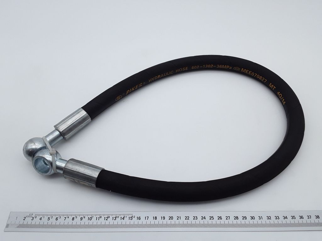 Oberer Hydraulikschlauch mit Auge 20/22, Ansicht von der Seite. Produktname: oberer Hydraulikschlauch Auge 20/22 / 920.