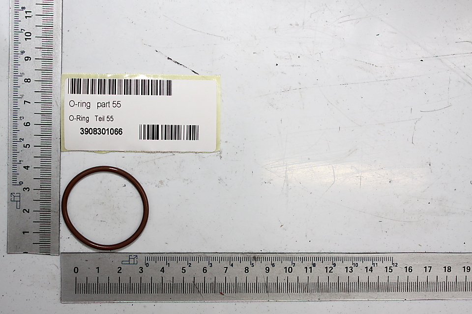 O-Ring (Teil 55) mit Beschriftung und Barcode, Maßstab für Vergleiche