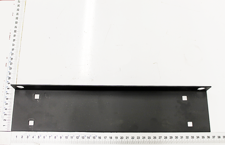 Strebe kurz oben, Ansicht von oben, mit Maßstab im Hintergrund.