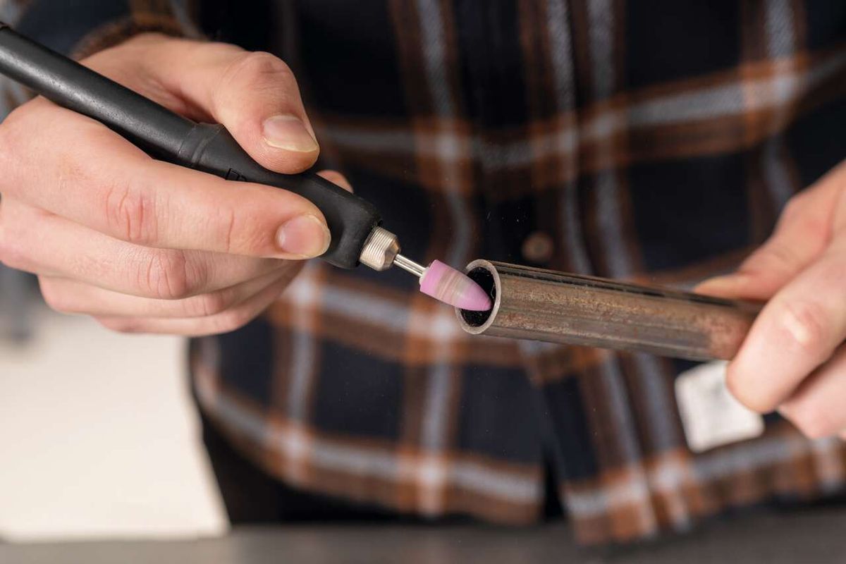 Ein Doppelschleifer HG35 von Scheppach wird mit einer flexiblen Welle verbunden. Die Schleifscheibe hat einen Durchmesser von 75 mm und eine Dicke von 20 mm.