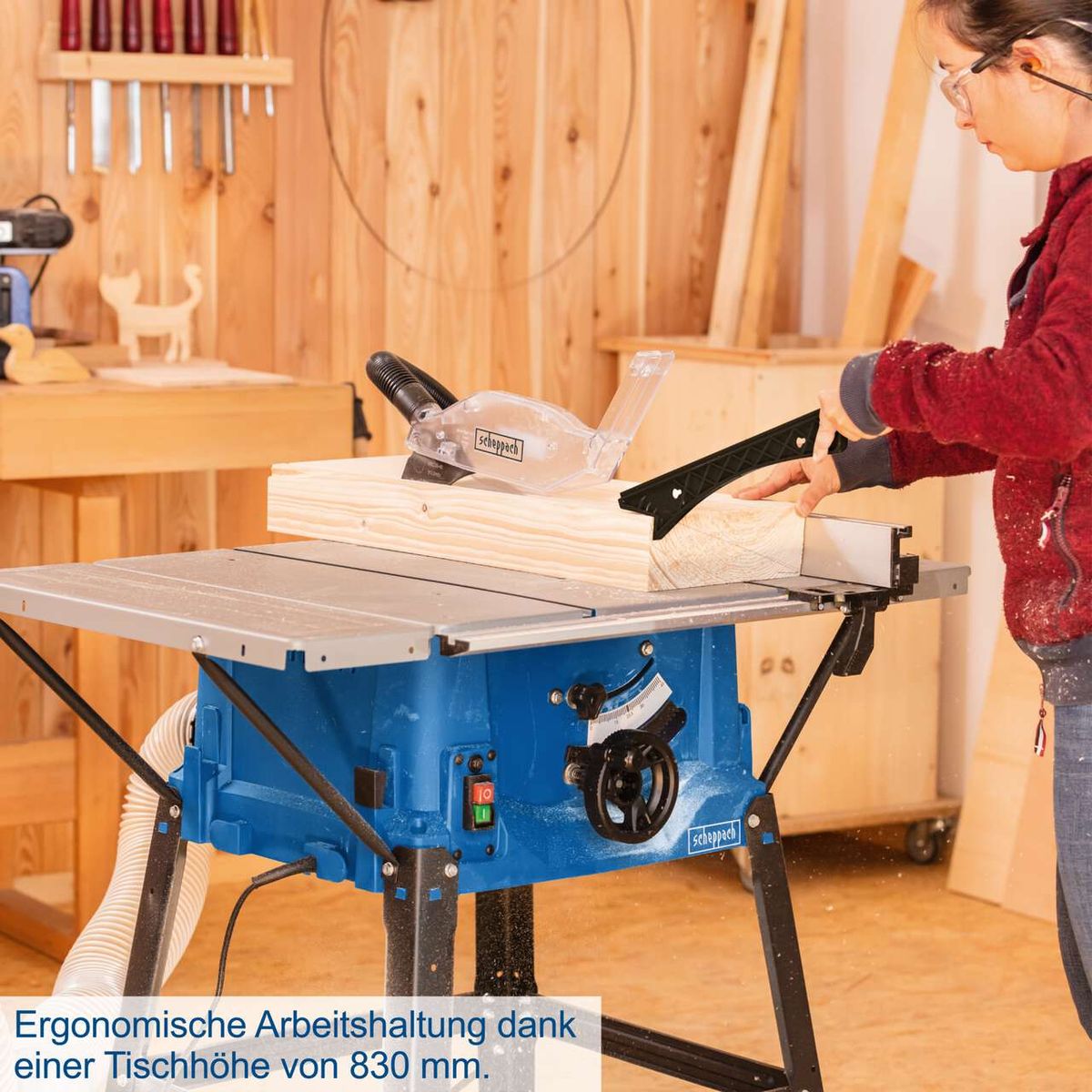 Die Tischkreissäge HS100S von Scheppach bietet eine ergonomische Arbeitshaltung dank einer Tischhöhe von 830 mm.