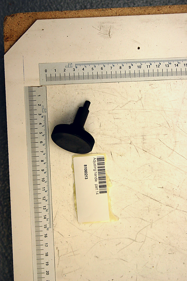 Justiergriff, Teil 14, auf weißem Hintergrund von oben fotografiert.