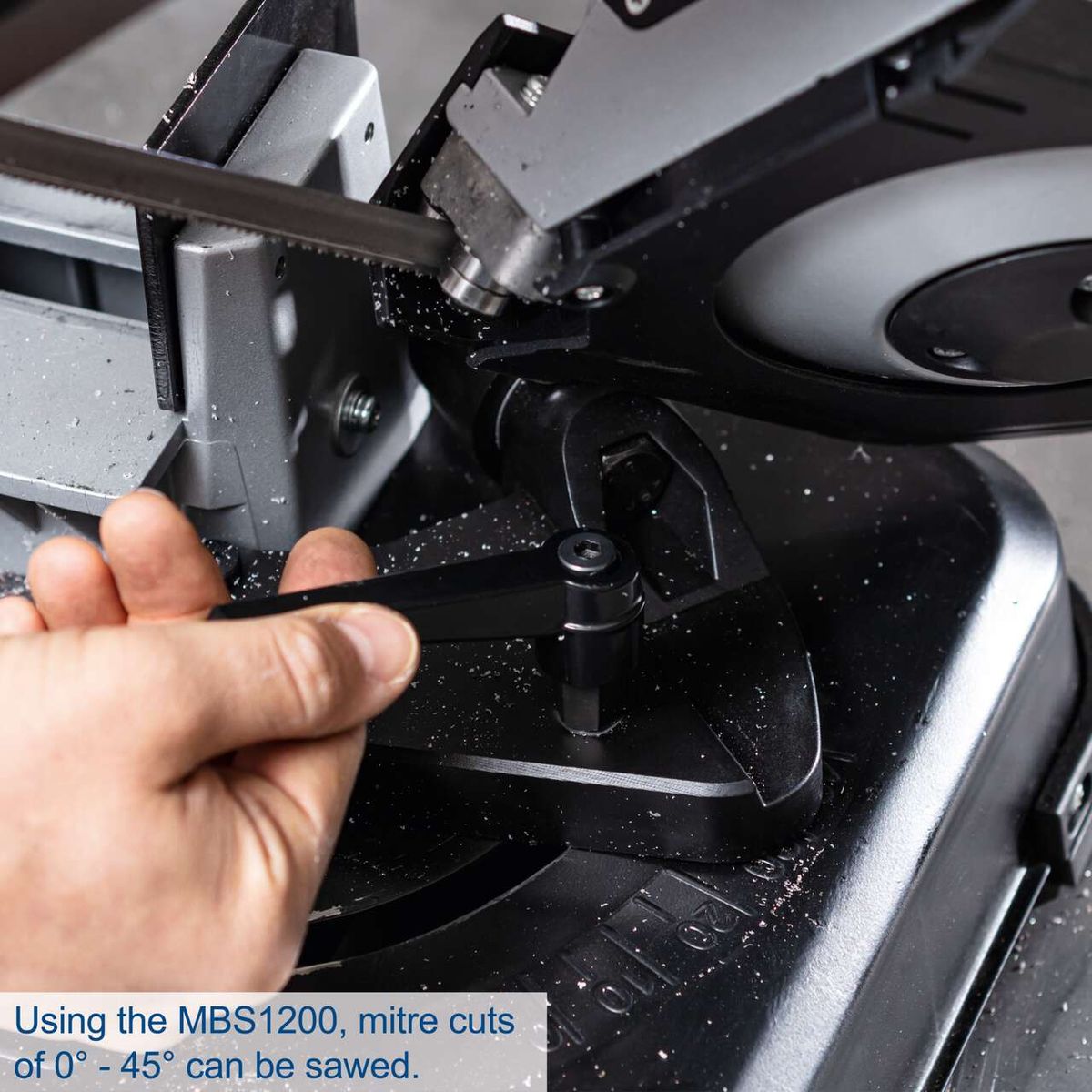 The Metal Band Saw MBS1200 allows mitre cuts from 0° to 45°.
