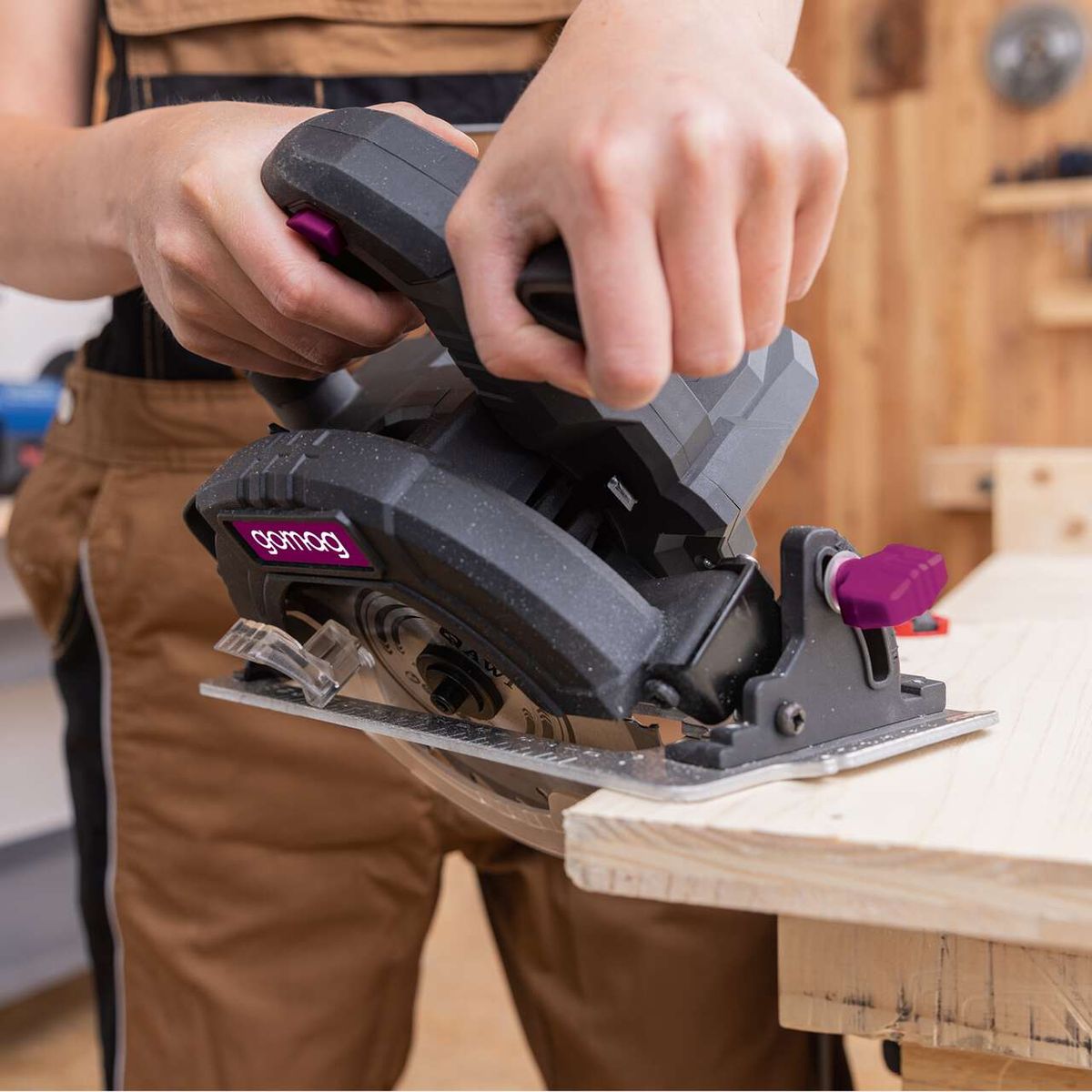 Die Akku-Handkreissäge GO-HKS165BL gomag verfügt über eine ergonomische Handgriffform und eine verstellbare Schutzabdeckung. Sie bietet präzises Schneiden mit einem klaren Sichtfenster für die Schneidkante.