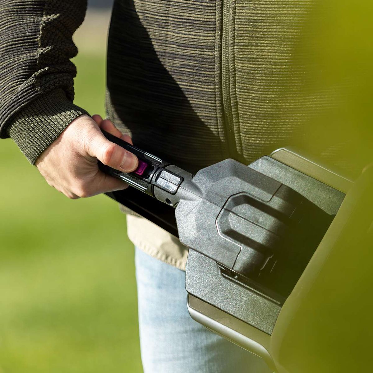 Die Akku-Heckenschere GO-HES720BL gomag verfügt über einen praktischen Tragegurt für einfachen Transport und eine bequeme Handhabung. Der Tragegurt ist ergonomisch geformt und bietet zusätzlichen Komfort während der Arbeit.