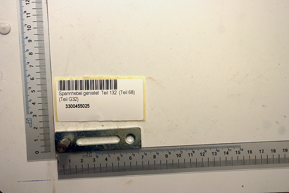 Genieteter Spannhebel mit Teilenummer 132 (Teil 68/32) und Barcode