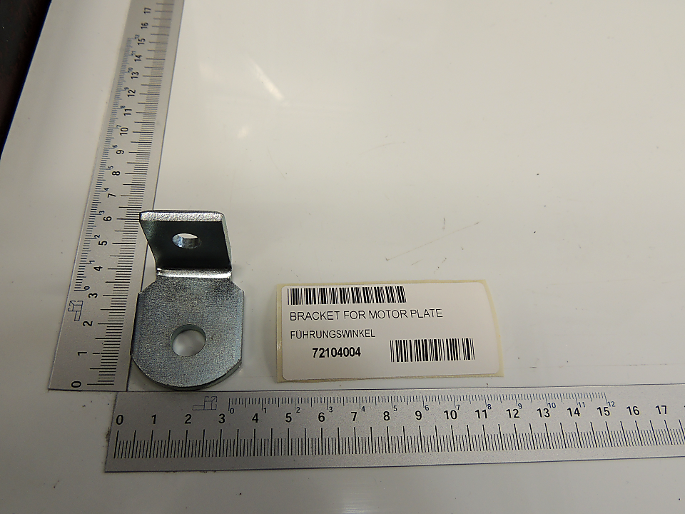 Ein Führungswinkel 4x34x70 von Scheppach, gezeigt von der Seite mit einem Maßstab daneben. Das Produkt hat die Artikelnummer 72104004.