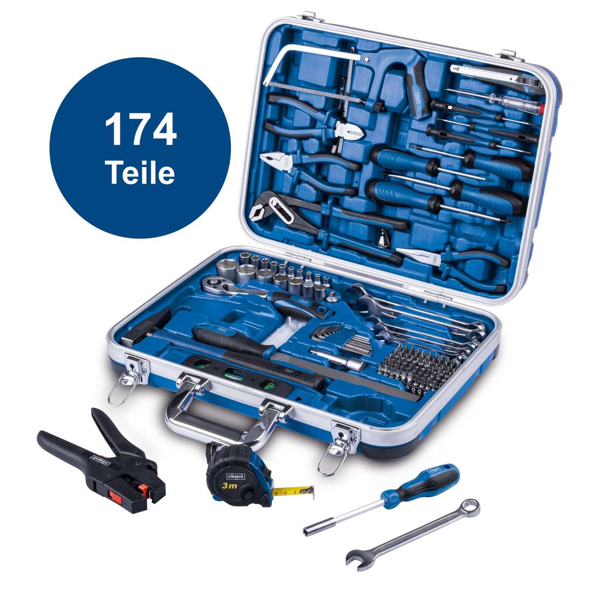Der Werkzeugkoffer TB173 von Scheppach enthält 174 Teile, darunter eine Abisolierzange, einen 3-Meter-Messschieber und verschiedene Schraubenschlüssel und Zangen. Das Set ist in einem robusten Koffer verpackt.