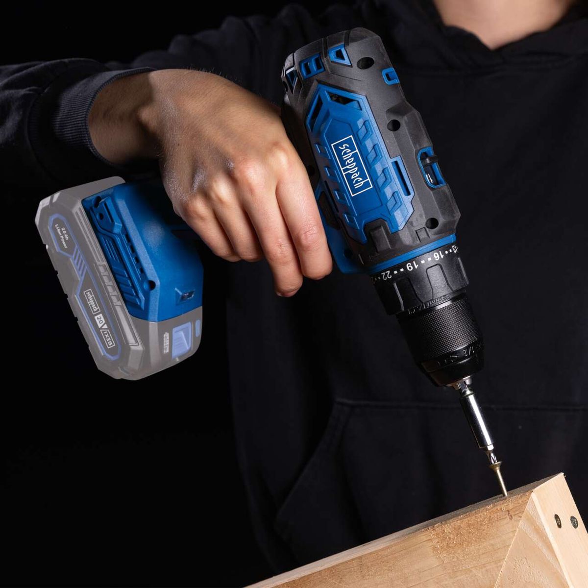 Der Akku-Bohrschrauber C-DD45-X von Scheppach bietet ein Drehmoment von 45Nm und verfügt über 25+1 Drehmomentstufen. Ausgestattet mit LED und Gürtelclip für praktische Nutzung.