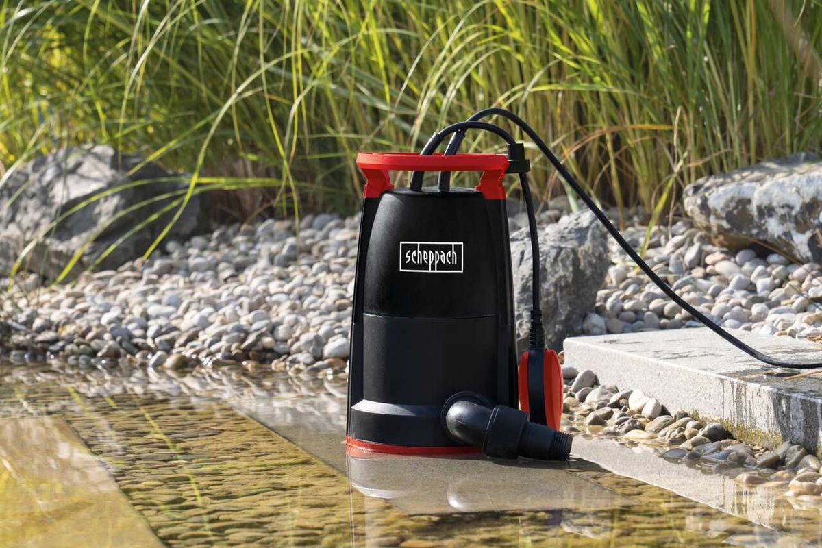 Kombitauchpumpe SWP750 von Scheppach im Einsatz an einem Gewässer. Die Pumpe steht im flachen Wasser und ist mit einem Schlauch verbunden.