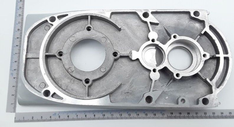 Innere Abdeckung für Maschinenbauteil mit integrierten Bohrungen und Durchbrüchen