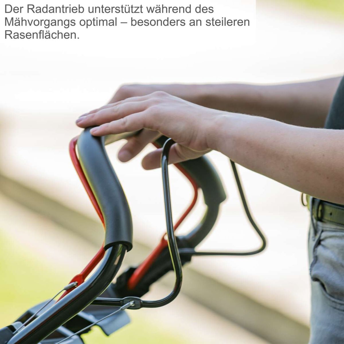 Raddantrieb während des Mähen unterstützt, besonders auf steilen Rasenflächen