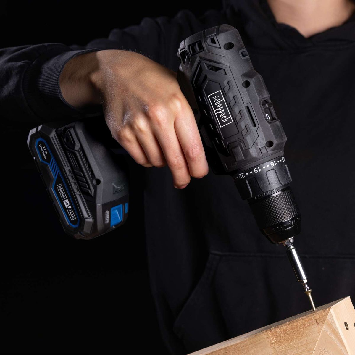 Der Akku-Bohrschrauber C-BS45BE-X Set S von Scheppach bietet 20 Volt, 2 Geschwindigkeiten und ein Drehmoment von 16-19-22 Nm. Er verfügt über einen LED-Licht und ist ideal für präzises Bohren und Schrauben.