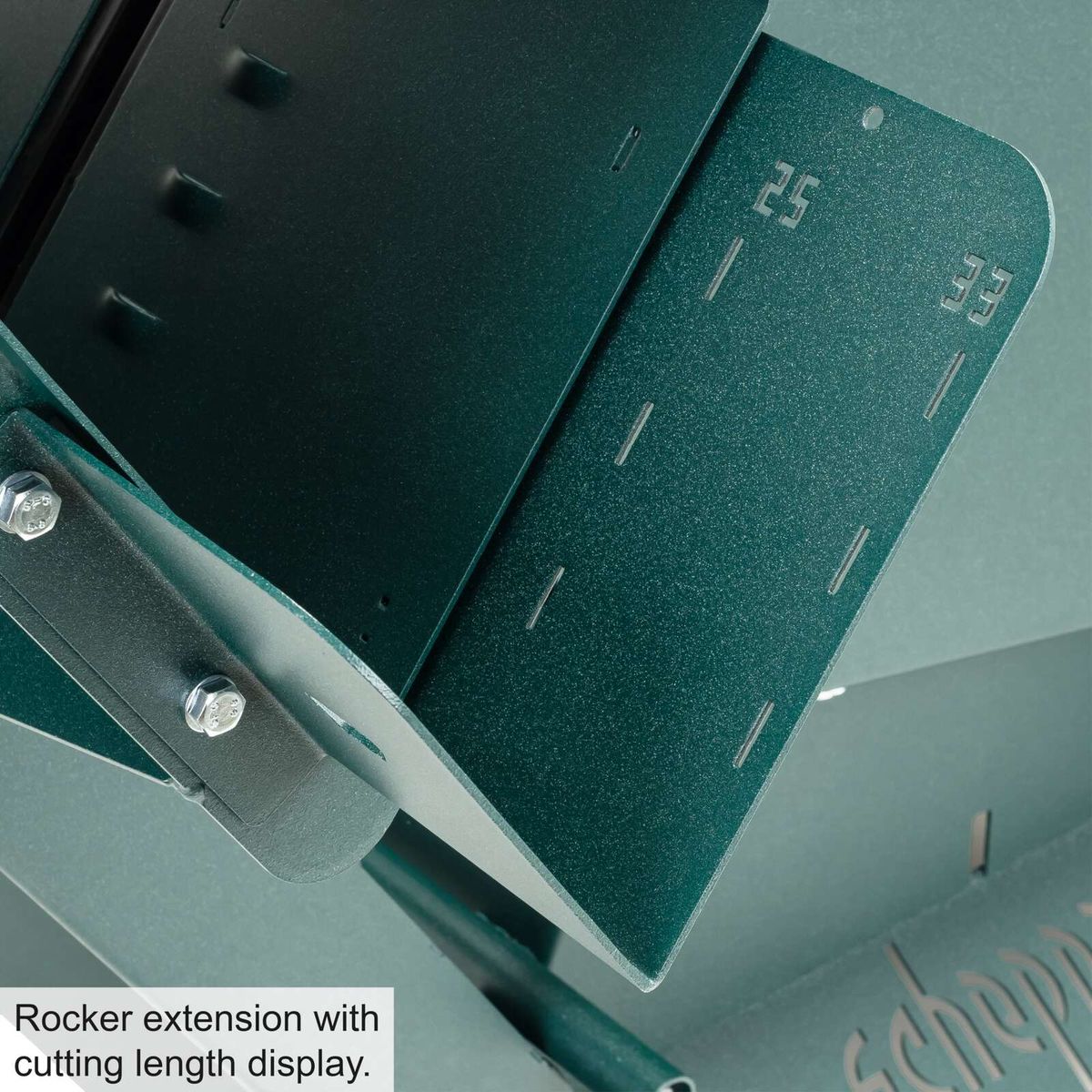 Die Wippsäge WOX D700 von Scheppach Forrest verfügt über eine Wippenverlängerung mit Schneidelängenanzeige.