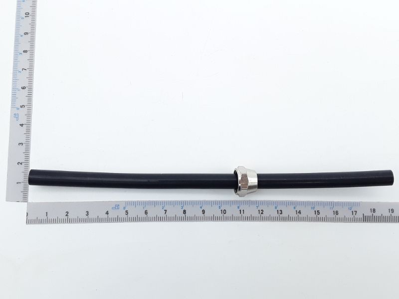 Ein schwarzer Schlauch mit einem silbernen Verbindungsstück, gemessen an einem Lineal. Der Schlauch ist etwa 18 cm lang und wird von der Seite gezeigt.