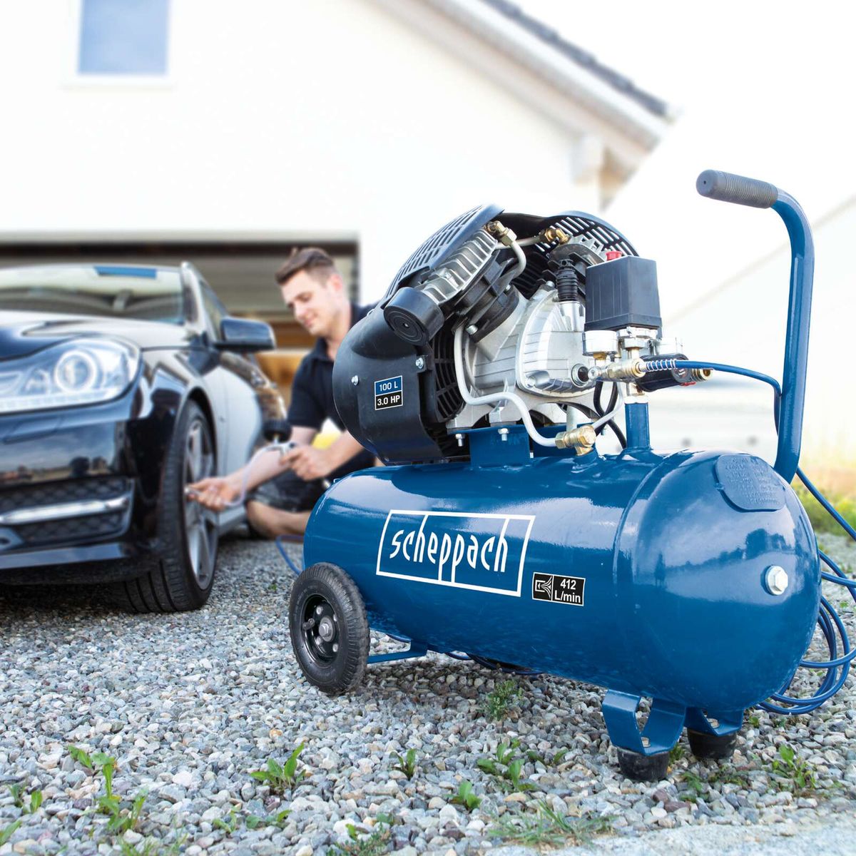 Der Scheppach Kompressor HC120DC mit 100L Tank, 2200W Leistung und 412L/min Luftdurchsatz. Ausgestattet mit 3,0 HP Motor und 100L Fassungsvermögen.