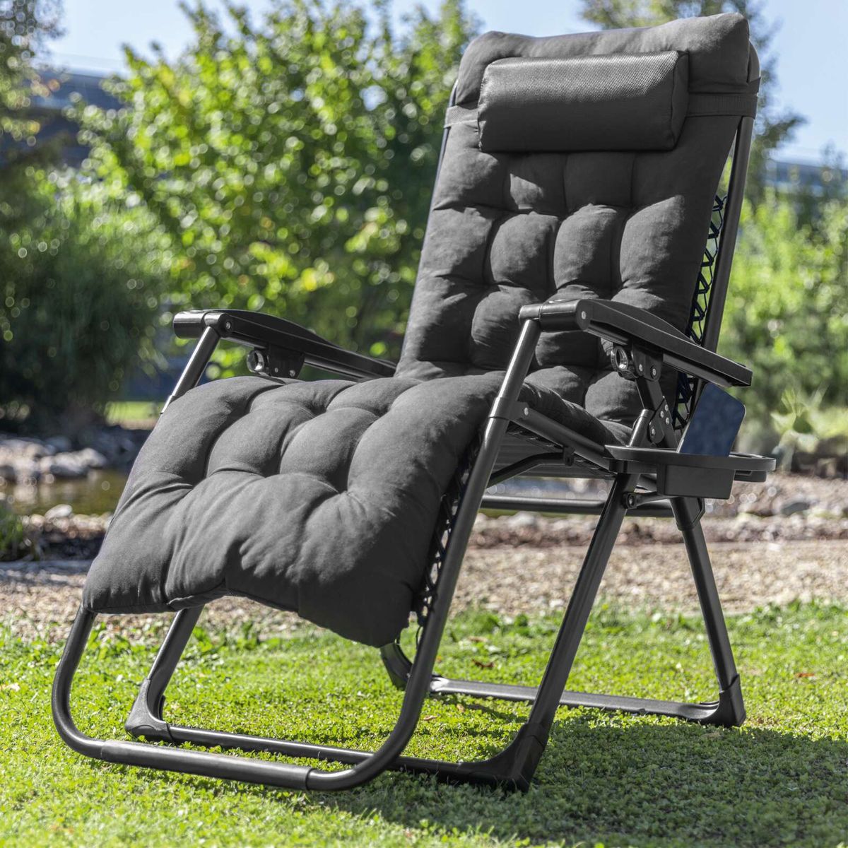 Klappbare Gartenliege mit ergonomischem Sitzpolster und höhenverstellbarer Basis für bequemen Outdoor-Sitzkomfort