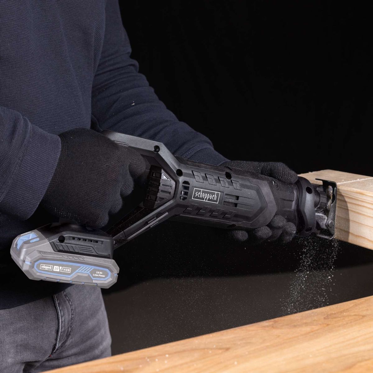 Die Akku-Säbelsäge C-SAS100BE-X von Scheppach verfügt über einen 20 V Li-Ion Akku mit 2,0 Ah Kapazität. Sie ist mit einem ergonomischen Griff und einer robusten Bauweise ausgestattet.