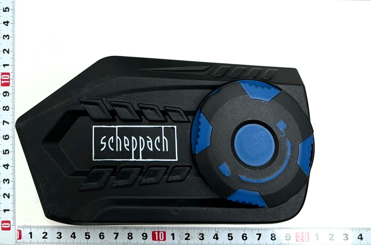 Scheppach-Kettenspanner, Ansicht von oben, mit Messskala im Hintergrund.