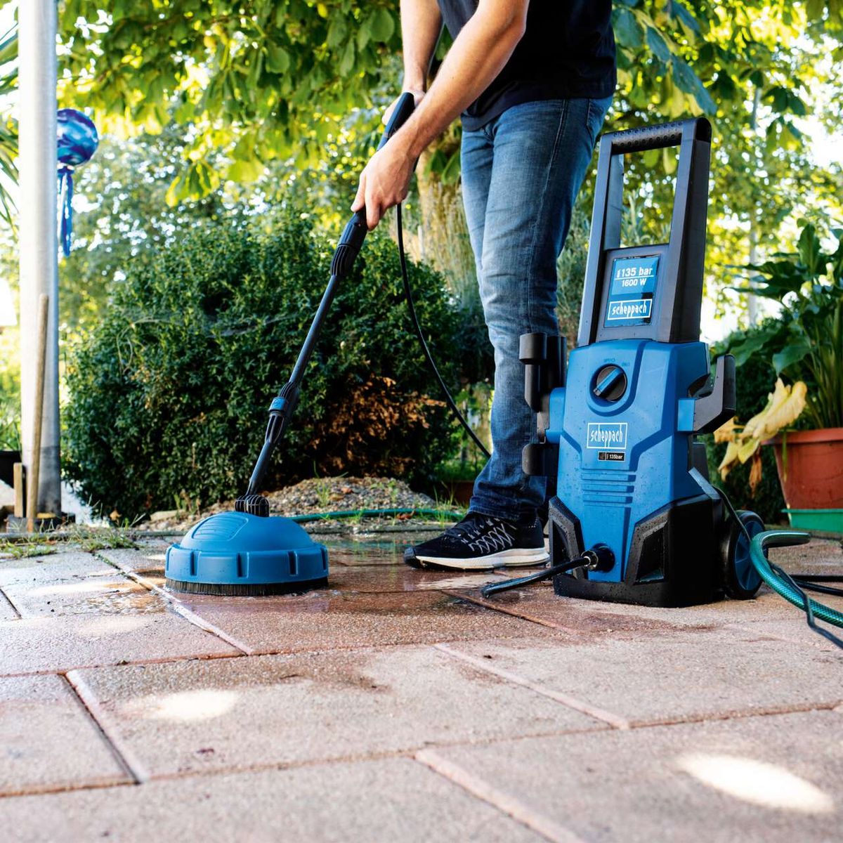 Der Scheppach Hochdruckreiniger HCE1600 hat eine Leistung von 1600 Watt und einen Druck von 1135 bar. Er verfügt über einen robusten Aufbau und ist ideal für die Reinigung von Außenflächen.