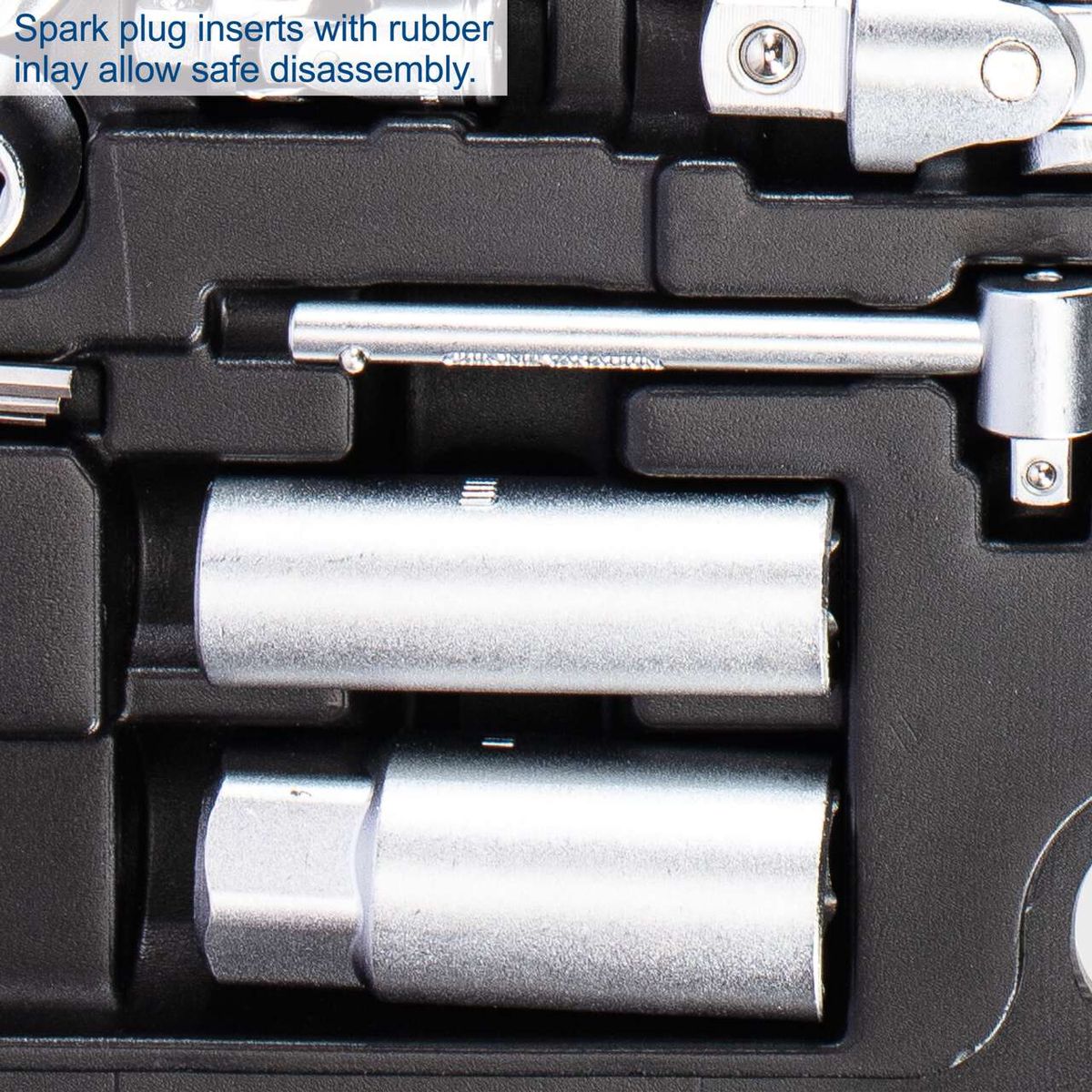 The tool kit TB94 by Scheppach includes spark plug inserts with rubber inlay for safe disassembly.