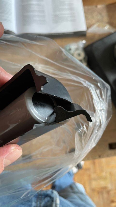 Ein Schneckenrad-Antrieb von Scheppach, gezeigt von der Seite. Der Antrieb ist in einer durchsichtigen Verpackung.